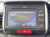 【バックカメラ】駐車時に後方がリアルタイム映像で確認できます。大型商業施設や立体駐車場での駐車時や、夜間のバック時に大活躍!運転スキルに関わらず、今や必須となった装備のひとつです!