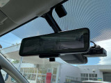 車体の後部にカメラがついていて、その映像がルームミラー内のモニターに表示します。人や荷物などで視界が遮られた時なども確認がしやすいです。