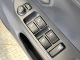 【電動格納ミラー】サイドミラーは電動格納式となっており、狭い駐車場でもキズがつくリスクを抑えられます。