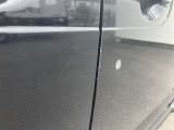 傷等が御座いますので、現車をご覧になって状態を確認をして下さい。修理をご希望の方は有償になりますが、弊社板金工場にて修理可能です!詳細はスタッフにご相談ください!