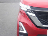 【LEDヘッドランプ】ハロゲンヘッドランプの約2倍の光量でより明るく遠くを照射。視認性、長寿命、省電力に優れ、スタイリッシュな白光色も魅力