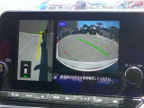 【アラウンドビューモニター】空から見下ろすような視点で、スムースな駐車と安全確認をサポートします。
