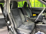 運転席まわりには十分なスペースがあり、大柄な方でもゆったり運転していただける環境です。