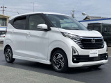 フロントカメラが車両や歩行者を検知し、回避操作を促し減速できない場合は緊急ブレーキが作動するエマージェンシーブレーキ