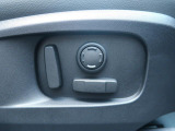 電動パワーシートですので運転中のシート調節も安全に行えます。微調整も可能ですのであなただけのドライビングポジションを実現します。