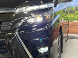 【LEDヘッドライト】悪天候や夜間走行時も良好な視界を確保し安心して運転できる高輝度LEDヘッドライトを装備!点灯速度が早く、消費電力も抑えられています。
