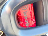 ●Bremboレッドブレーキキャリパー:高い制動力と耐熱性を備え、安定したブレーキングを実現。鮮やかな赤色が足元を引き締め、スポーティな外観と高性能を両立するブレーキキャリパーです。