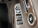 【電動格納ミラー】運転席のスイッチで、ドアミラーの開閉や角度の調整ができます。
