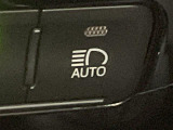 【オートライト(AUTO)】外の明るさをシステムが感知して、自動でヘッドライトが点灯します!ヘッドライトをつけ忘れを防ぐ便利機能です。