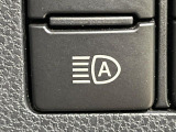 【アダプティブハイビーム】遠くまで明るく照らすハイビームを先行車や対向車に照射しない様、自動で調整!毎回手動で切り替える必要がなく、夜間走行時のストレスも軽減。安全性向上にも寄与します。