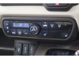 フルオートエアコンが装備されています!お好みの温度設定をするだけでエアコンの風量やモードの切り替えを自動でコントロールしてくれます!ユーザーの操作が少なく燃費走行にもつながります!