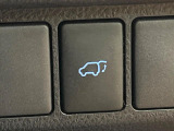 【パワーバックドア】スマートキーや運転席のボタンを押すだけでリアゲートが自動で開閉します!荷物を持っている時や、高い位置にあるバックドアを閉める際に便利な機能です♪