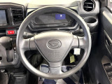 インテリアに合わせたデザインのステアリングは、運転される方のことも考え、運転しやすい形状、大きさです。是非一度、実際に触ってお確かめください。