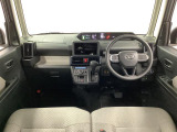 【インパネ】運転のしやすさを最優先に設計された見晴らしの良いフロントビュー。車両間隔が掴みやすく狭い道でも安心♪「安全」と「品質」を最優先に、安心してお乗りいただけるクルマを提供いたします。