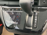 タッチパネル式オートエアコンなのでパネル周辺のお手入れもラクラク。