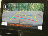 【バックカメラ】駐車時に後方がリアルタイム映像で確認できます。大型商業施設や立体駐車場での駐車時や、夜間のバック時に大活躍!運転スキルに関わらず、今や必須となった装備のひとつです!