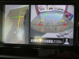 ギアを『R』に入れた後、カメラボタンを押すと、運転席から見えない左側面をナビ画面にうつしてくれるので、幅寄せや縦列駐車がし易くなります。