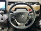 インテリアに合わせたデザインのステアリングは、運転される方のことも考え、運転しやすい形状、大きさです。是非一度、実際に触ってお確かめください。