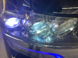 【HIDヘッドライト】非常に明るく前方を照らしてくれるので、悪天候や夜間の走行時も視界良好で安心してお乗りいただけます。