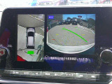 【アラウンドビューモニター】空から見下ろすような視点で、スムースな駐車と安全確認をサポートします。