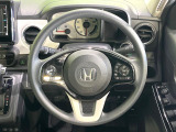 インテリアに合わせたデザインのステアリングは、運転される方のことも考え、運転しやすい形状、大きさです。是非一度、実際に触ってお確かめください。