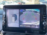 車を真上から見ているように、周囲の状況を把握しながら安心して駐車が行えるアラウンドビューモニター装備!