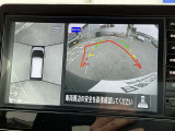上空から見下ろしているかのような映像をディスプレイに映し出し、スムースな駐車をサポートします。画面は「トップビュー」のほか「サイドブラインドビュー」への切り換えが可能。ますます安心です