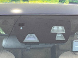 【スマートブレーキサポート】走行中に前方の車両等を認識し、衝突しそうな時は警報とブレーキで衝突回避と被害軽減をアシスト。より安全にドライブをお楽しみいただけます。