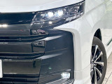 【LEDヘッドライト】悪天候や夜間走行時も良好な視界を確保し安心して運転できる高輝度LEDヘッドライトを装備!点灯速度が早く、消費電力も抑えられています。
