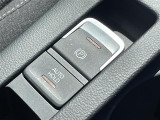 【電動パーキングブレーキ】ブレーキを踏んで停車したときにブレーキペダルから足を離しても停車状態を維持することができます。