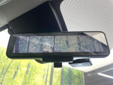 【インテリジェントルームミラー】後席の大きな荷物や同乗者で後方が確認しづらい時でも安心!カメラが撮影した車両後方の映像をルームミラー内に表示。クリアな視界で状況の確認が可能です!