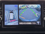 アラウンドビューモニター。上空から見下ろしているような映像で、スムースな駐車をサポートします。