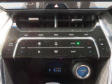 左右独立温度コントロールフルオートエアコンです。運転席、助手席それぞれで独立して温度設定ができます。冷え性の方が乗っても安心ですね♪