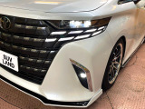 【LEDヘッドライト】悪天候や夜間走行時も良好な視界を確保し安心して運転できる高輝度LEDヘッドライトを装備!点灯速度が早く、消費電力も抑えられています。