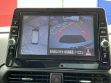 上空から見下ろしているかのような映像をディスプレイに映し出し、スムースな駐車をサポートします。画面は「トップビュー」のほか「サイドブラインドビュー」への切り換えが可能。ますます安心です