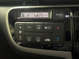 【オートエアコン】一度お好みの温度に設定すれば、車内の温度を検知し風量や温度を自動で調整。暑い&hellip;寒い&hellip;と何度もスイッチ操作をする必要はありません。快適な車内空間には必須の機能ですね♪