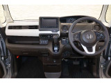 操作性に優れた運転席となります!小物入れや各ボタンの配置にこだわり、使いやすいです!座り心地もよく視認性も良好なのでロングドライブもお任せ下さい!