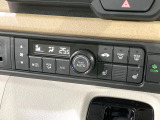【オートエアコン】一度お好みの温度に設定すれば、車内の温度を検知し風量や温度を自動で調整。暑い&hellip;寒い&hellip;と何度もスイッチ操作をする必要はありません。快適な車内空間には必須の機能ですね♪