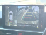 【パノラミックビューモニター】専用のカメラにより、上から見下ろしたような視点で360度クルマの周囲を確認することができます☆死角部分も確認しやすく、狭い場所での切り返しや駐車もスムーズに行えます。
