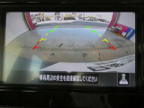 ギアを『R』に入れた後、カメラボタンを2回押すと、ナビ画面に後方の映像を映してくれるので、駐車がし易くなります。