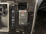 【電動パーキングブレーキ/オートブレーキホールド】パーキングブレーキをかけるときはレバーを引くだけ!ブレーキホールドは信号待ちなどの停止中にブレーキペダルから足を離してもブレーキがかかったまま!