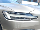 【LEDヘッドライト】ハイビームを先行車や対向車にあてず、その両サイドではハイビーム照射を維持。見える範囲が段違いに広くなりました。北欧神話に登場するトールハンマーをモチーフにデザイン。