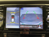 【アラウンドビューモニター】まるでクルマを真上から見下ろしたかのような視点で駐車をサポートします!クルマの斜め後ろや真横など、前後左右の4つのカメラの映像が合成されて、モニターに映し出されます。