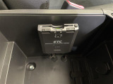 【ETC】有料道路を利用する際に料金所で停止することなく通過できる、ETC車載器(ノンストップ自動料金収受システム機器)が装備されています。セットアップを行うことで利用可能になります。