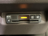 【ETC】有料道路を利用する際に料金所で停止することなく通過できる、ETC車載器(ノンストップ自動料金収受システム機器)が装備されています。セットアップを行うことで利用可能になります。