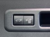 【パワーバックドア】スマートキーや運転席のボタンを押すだけでリアゲートが自動で開閉します!荷物を持っている時や、高い位置にあるバックドアを閉める際に便利な機能です♪