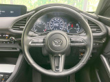 インテリアに合わせたデザインのステアリングは、運転される方のことも考え、運転しやすい形状、大きさです。是非一度、実際に触ってお確かめください。
