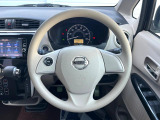 インテリアに合わせたデザインのステアリングは、運転される方のことも考え、運転しやすい形状、大きさです。是非一度、実際に触ってお確かめください。