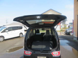 セカンドシートはフルフラットです。荷物のがたつきもなく安心です。荷室としてのご利用も可能です。