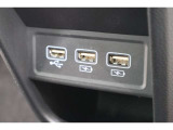 USBオーディオ用ソケットがついていますので携帯電話などを接続すれば音楽等の再生が可能です!充電用ソケットもございます!